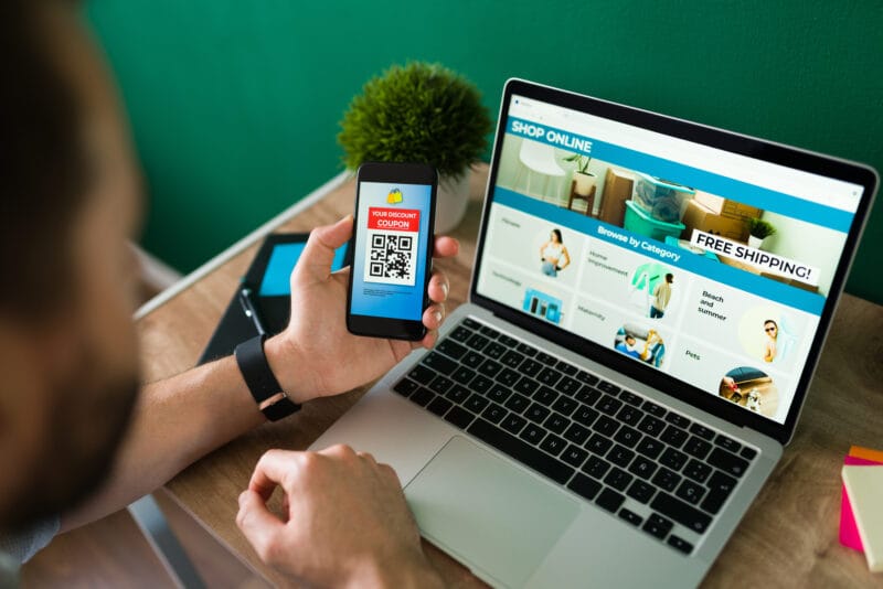Adult man saving on his online order - Agência de Marketing Sorocaba XMB